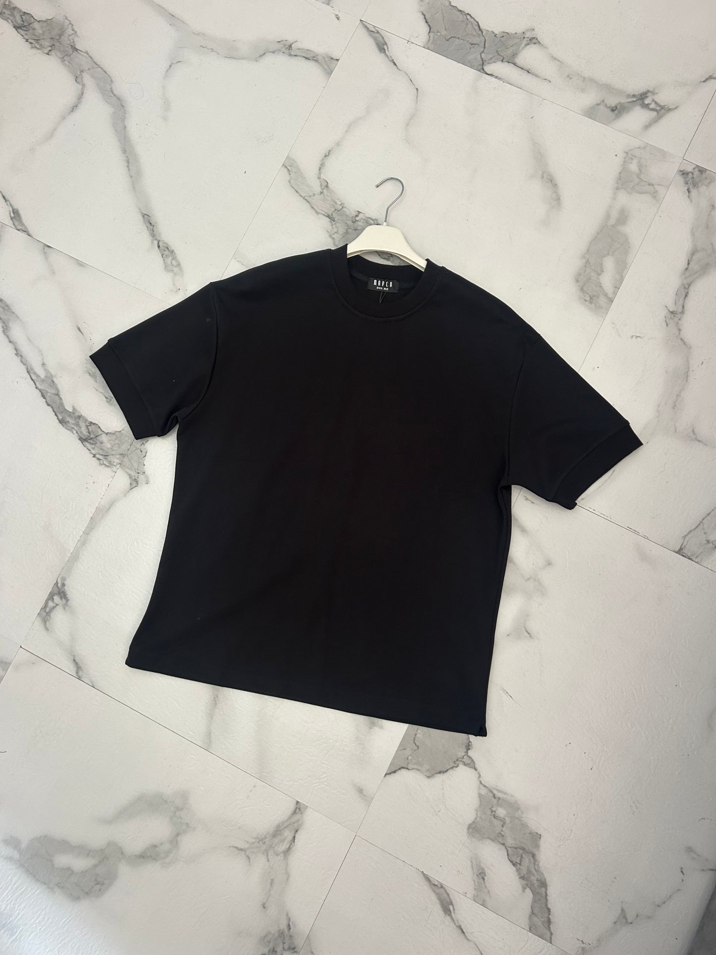 T-SHIRT OVER BASIC BLACK