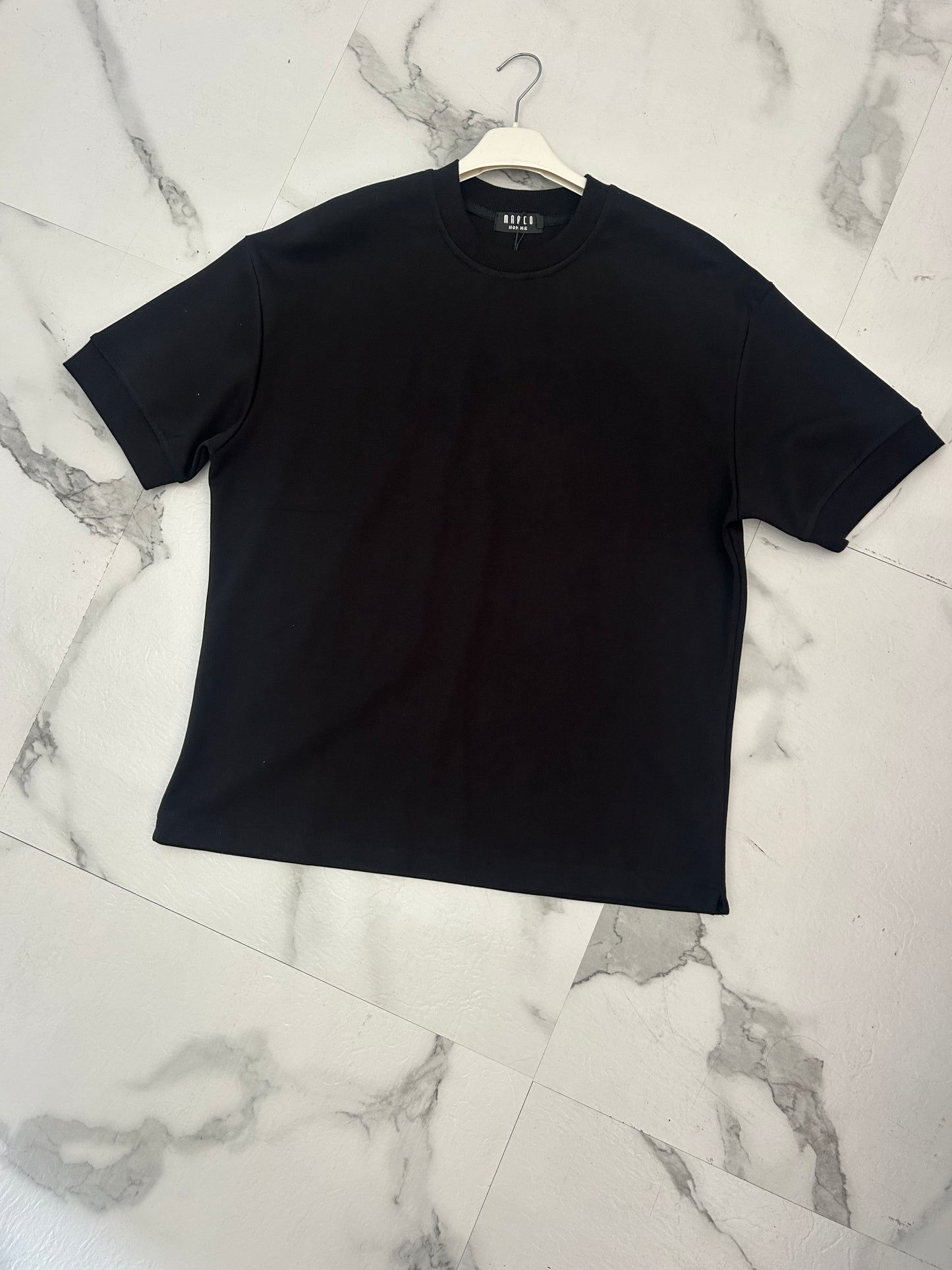 T-SHIRT OVER BASIC BLACK