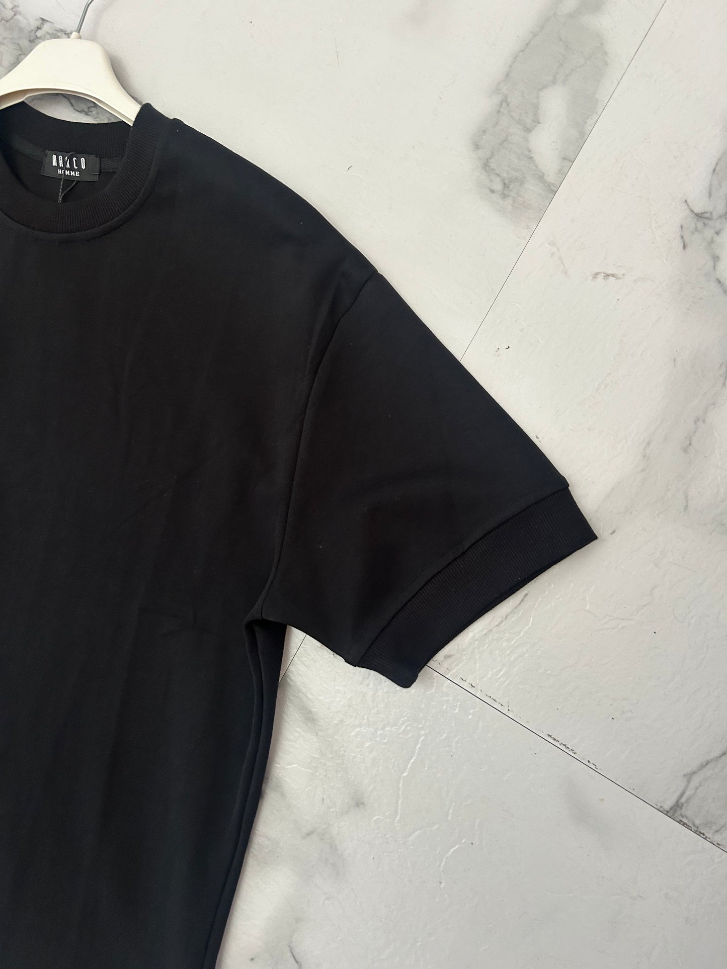 T-SHIRT OVER BASIC BLACK